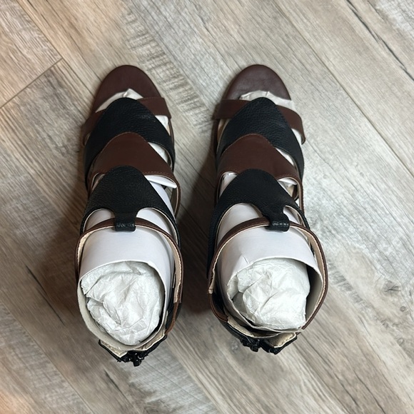 Avon Faux Leather Two Toned Fashion Shoes Heels Pumps NWOT Size 8 - Picture 5 of 6